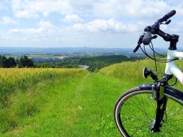 Fahrrad mit Ausblick in den Westerwald Fahrrad mit Ausblick in den Westerwald