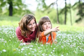 Mutter mit Kind auf einer Wiese Mutter mit Kind auf einer Wiese
