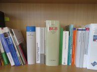 Gesetzbücher im Regal stehend Gesetzbücher im Regal stehend