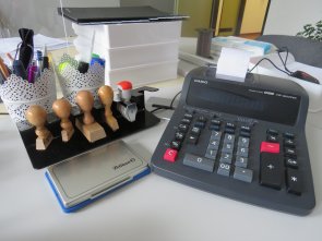 Arbeitsplatz mit Rechenmaschine Arbeitsplatz mit Rechenmaschine