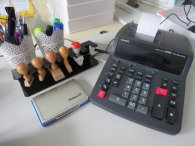 Arbeitsplatz mit Rechenmaschine Arbeitsplatz mit Rechenmaschine