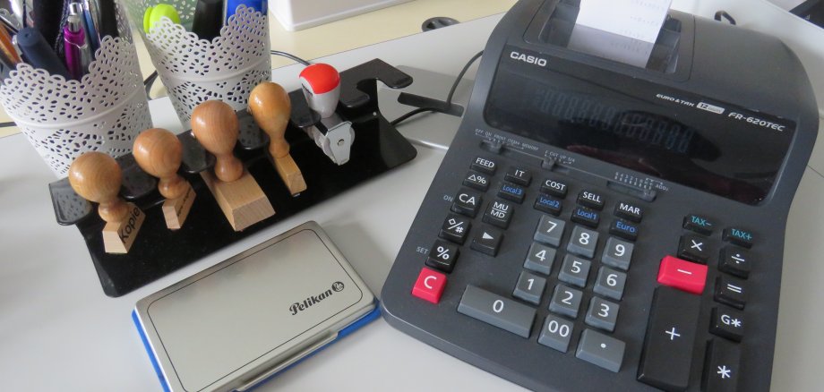 Arbeitsplatz mit Rechenmaschine Arbeitsplatz mit Rechenmaschine