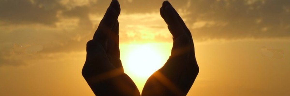 Zwei Hände mit der Sonne in der Mitte Zwei Hände mit der Sonne in der Mitte