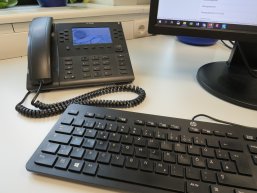 Arbeitsplatz mit PC und Telefon