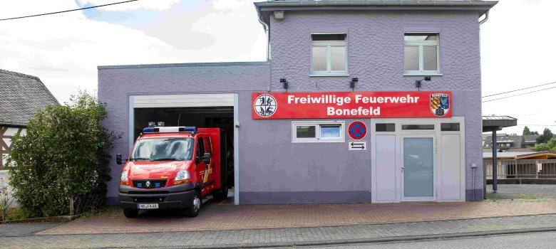 Feuerwehrhaus und Fahrzeuge Bonefeld