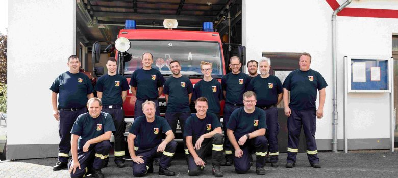 Feuerwehrhaus, Fahrzeug und Mannschaft Hümmerich