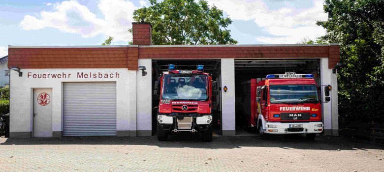 Feuerwehrhaus und Fahrzeuge Melsbach