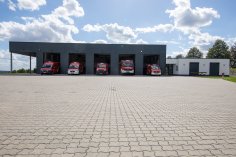 Feuerwehrhaus und Fahrzeuge Oberraden-Straßenhaus Feuerwehrhaus und Fahrzeuge Oberraden-Straßenhaus