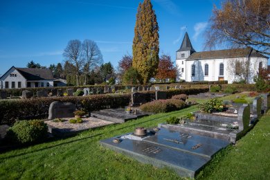 Friedhof und Kirche Oberhonnefeld Friedhof und Kirche Oberhonnefeld