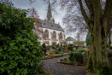 Friedhof und Kirche Rengsdorf Friedhof und Kirche Rengsdorf