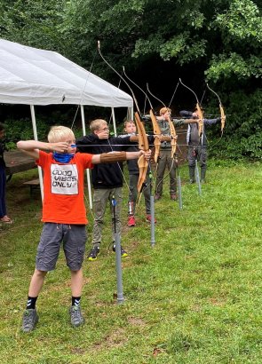 Kinder beim Bogenschießen