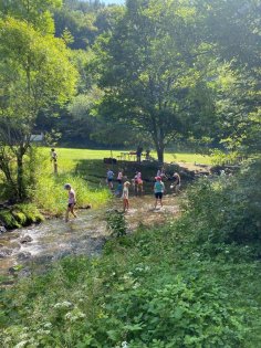 Spielen am Bach