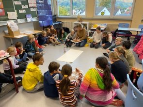 Kinder beim Schulprojekt