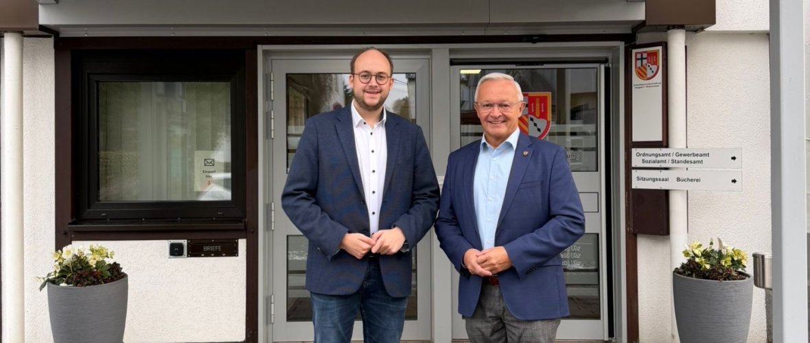 Bürgermeister Pierre Fischer und Landrat Hallerbach vor dem Rathaus