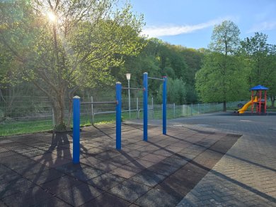Spielgerät auf dem Schulhof Spielgerät auf dem Schulhof Grundschule Waldbreitbach