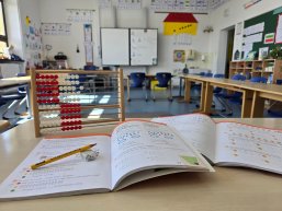 Klassenraum mit aufgeschlagenen Büchern