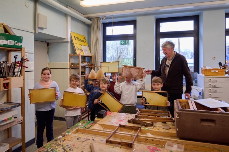 Bienen AG Bienen AG in der Grundschule Straßenhaus