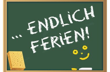 Schultafel mit Schriftzug "Endlich Ferien"