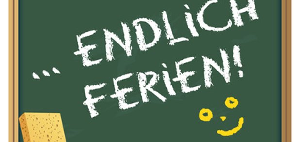 Schultafel mit Schriftzug "Endlich Ferien"