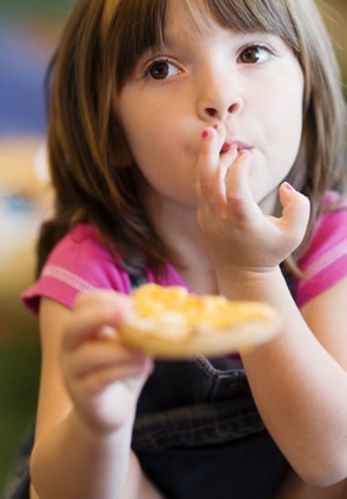 Adorable young child eating a snack Kind isst eine Kleinigkeit