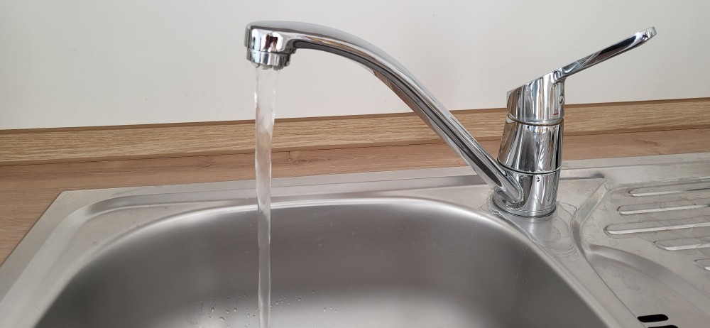 Wasser läuft aus dem Wasserhahn
